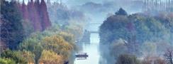 江苏扬州：瘦西湖景区冬雾缭绕